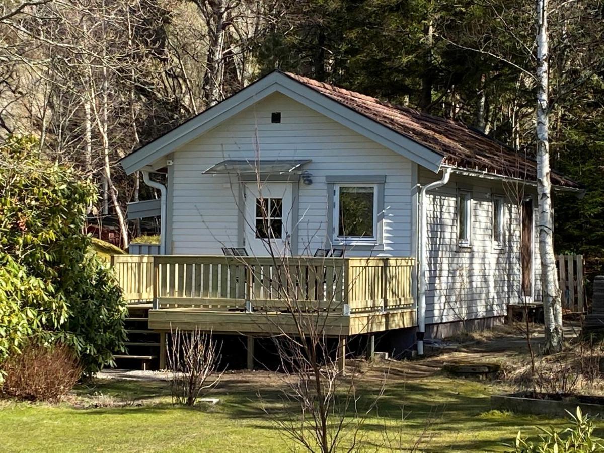 Stuga I Naturskoent Omrade Pa Vaestra Tjoern Saby Extérieur photo