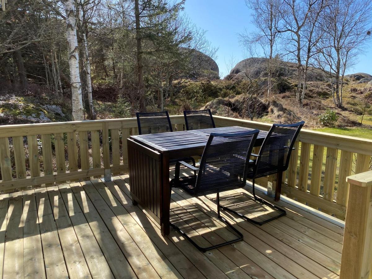 Stuga I Naturskoent Omrade Pa Vaestra Tjoern Saby Extérieur photo