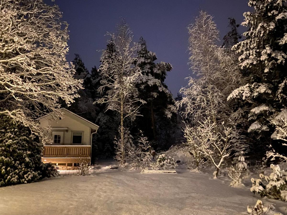 Stuga I Naturskoent Omrade Pa Vaestra Tjoern Saby Extérieur photo