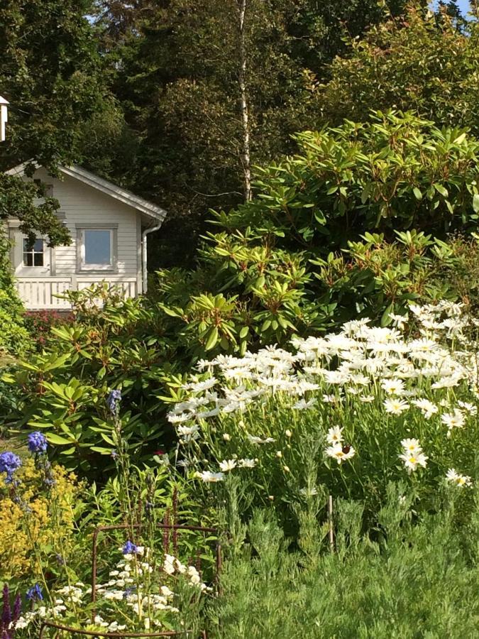 Stuga I Naturskoent Omrade Pa Vaestra Tjoern Saby Extérieur photo