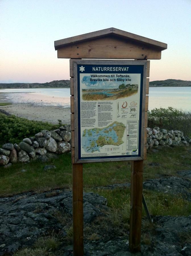 Stuga I Naturskoent Omrade Pa Vaestra Tjoern Saby Extérieur photo